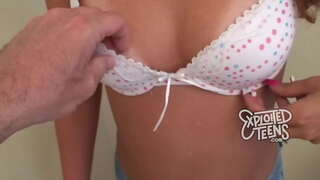 19-летняя горячая девочка трахается и получает в рот полный рот спермы