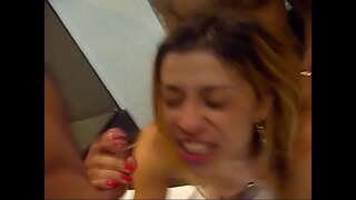 Żona dając pro***, a mąż patrzy Żona dając pro***, a mąż patrzy