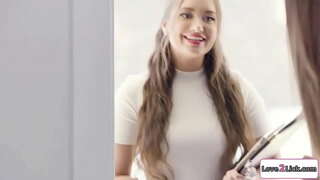 Organizator wesela kusi pary, walenie konia ich cipki i przekonuje ich do seksu w trójkę.Ona lizanie cipki blondynki, aż jej busty dziewczyna podstawia jej twarz