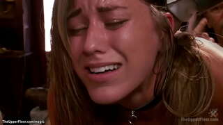 Холбоотой хар үстэй боол дотуур Rilynn Рэе squating дээр vibrator дээр нь мод болон доргиурт хоер sluts дараа нь Swisher Calvert шулуун гэдсээр fucked үед bdsm намын Дээд Давхарт