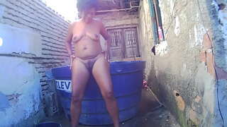 Garbiketa baino gehiago, nire igerilekua nude