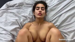 Καρφώνει Τα Πόδια Της Πάνω Από Το Κεφάλι Της Για Βαθύτερη Διείσδυση