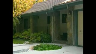 Ukratko стриженная mlada pilence stenje, dok jaše na velikom razdoblju svoje жопой prvi put