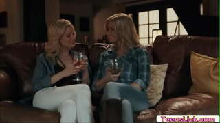 Serene Sirene bare spreder benene og se Charlotte Stokely at spise det Serene Sirene bare spreder benene og se Charlotte Stokely at spise det