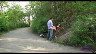 Prvo su прикасаются jedni drugima u baru, a onda idu da se ševe u javni vrt