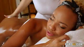 Të shkrirë masazh i mirë me time lesbike masseur Të shkrirë masazh i mirë me time lesbike masseur