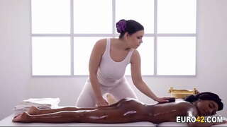 I l-imħabba tiegħi lesbjani masseur enormi tal-big