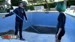 Żagħżagħ bil-ħodor tax-xagħar fil-fond anali u żgħażagħ jiffaċċjaw